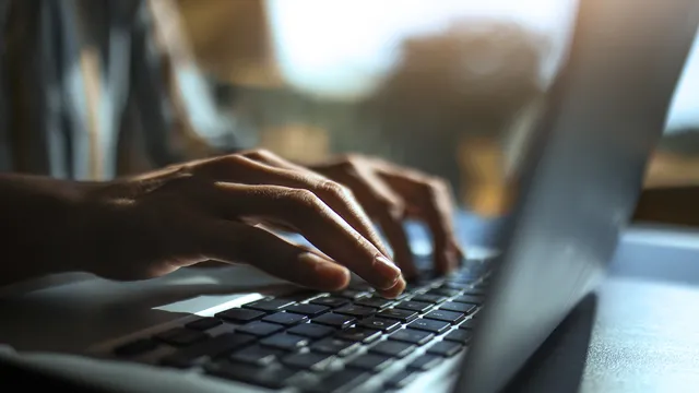 Skriver på computer